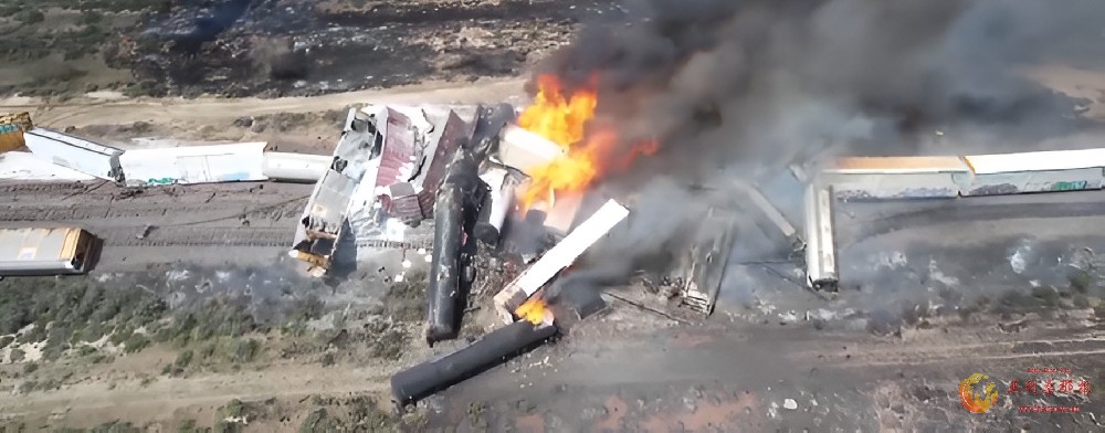 高清大图：亚利桑那边界货运列车脱轨起火，可能载有丙烷和汽油